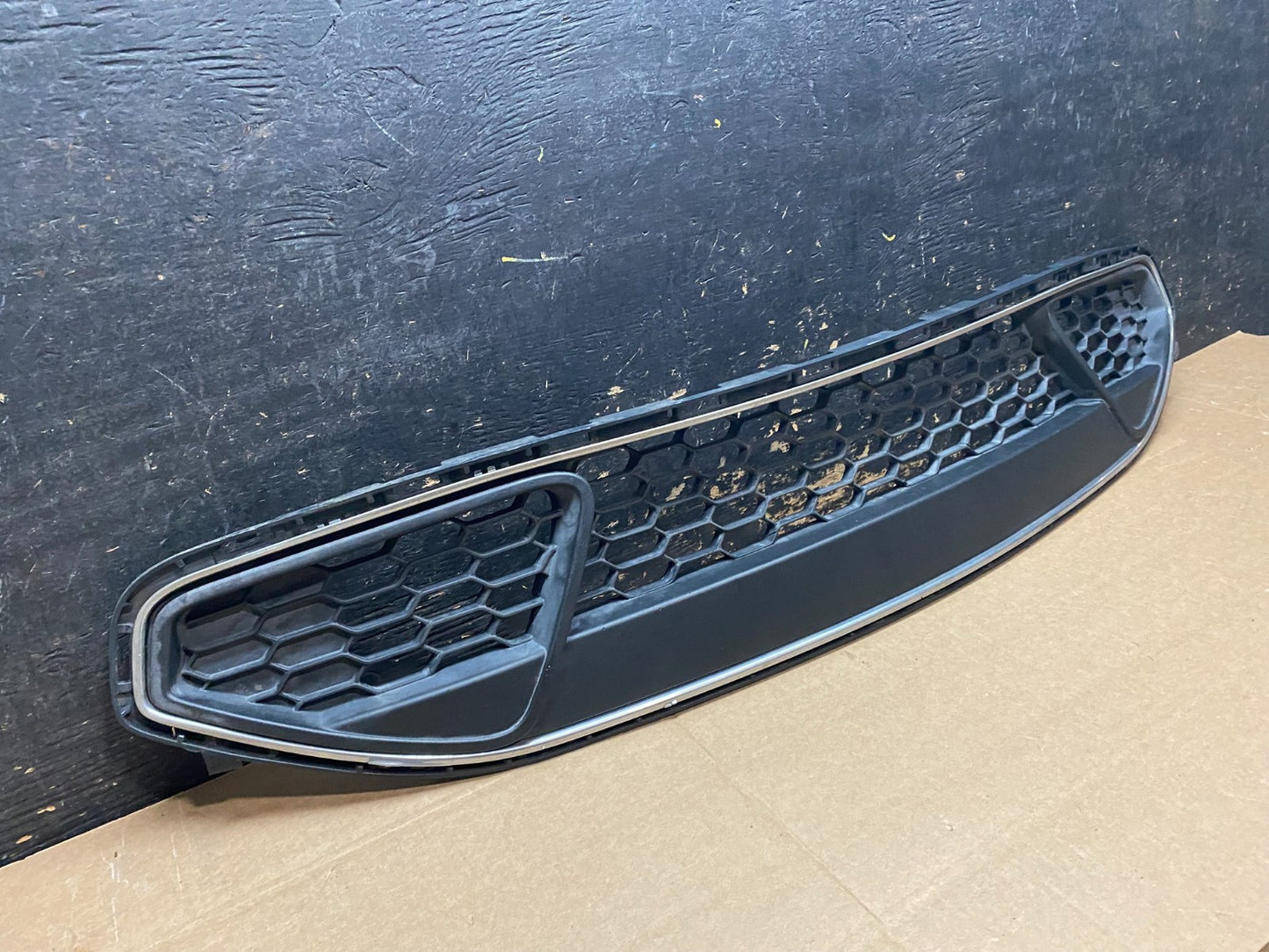 2010 to 2012 Ford Taurus Front Bumper Front Lower Grille Black Y9281 DG1