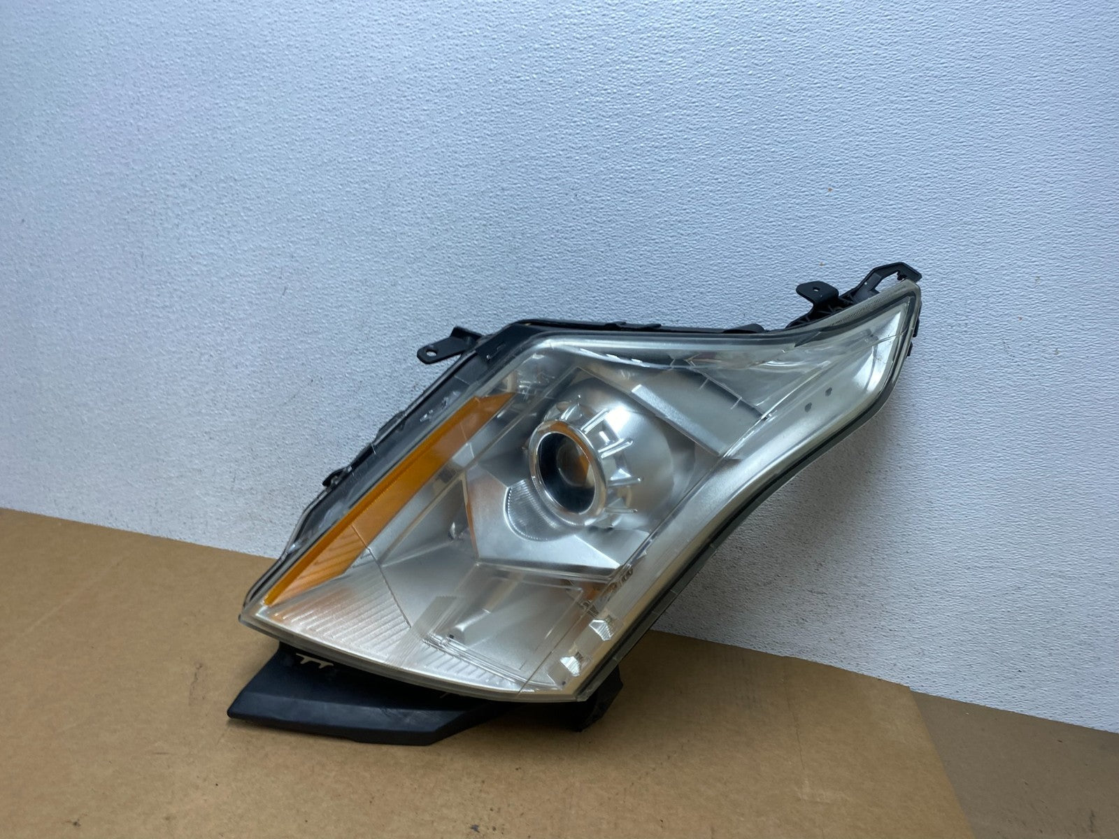 Halogen 2010 to 2016 Cadillac SRX Left Driver LH Side Headlight AE2949 DW0