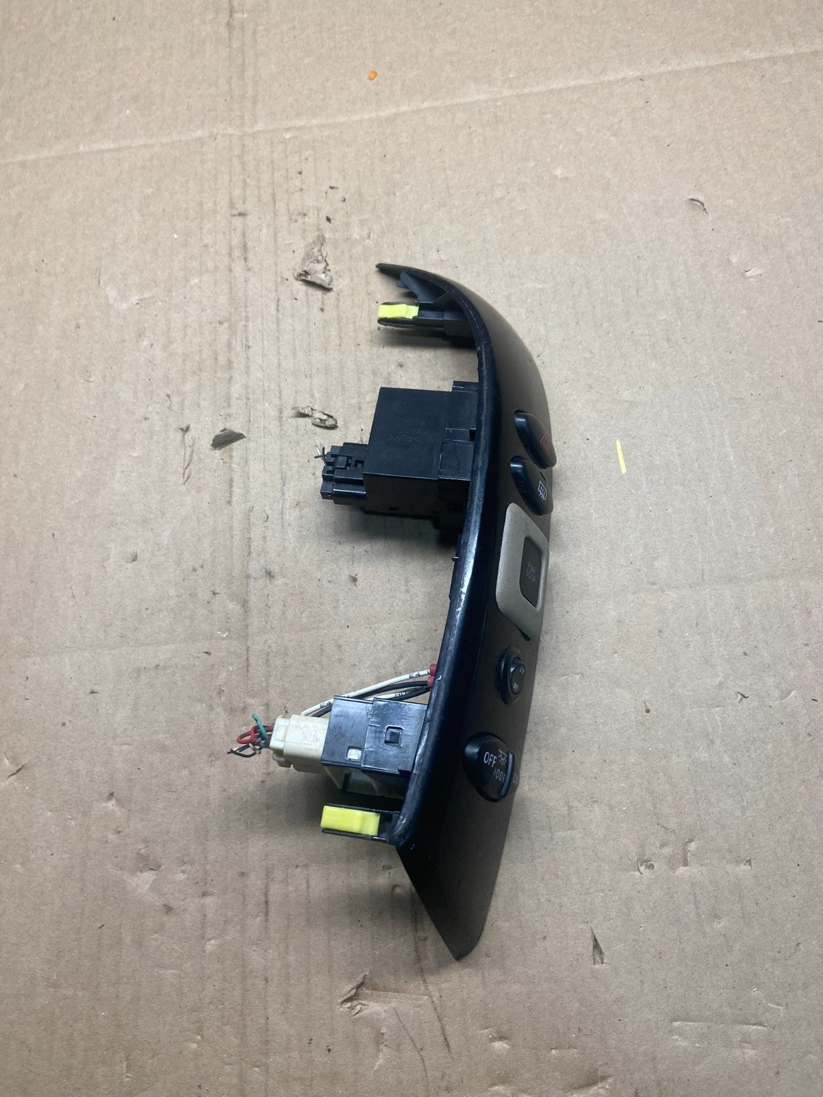 2004 to 2010 Toyota Sienna Left Side Climate Switches Bezel Trim T1882 PS1