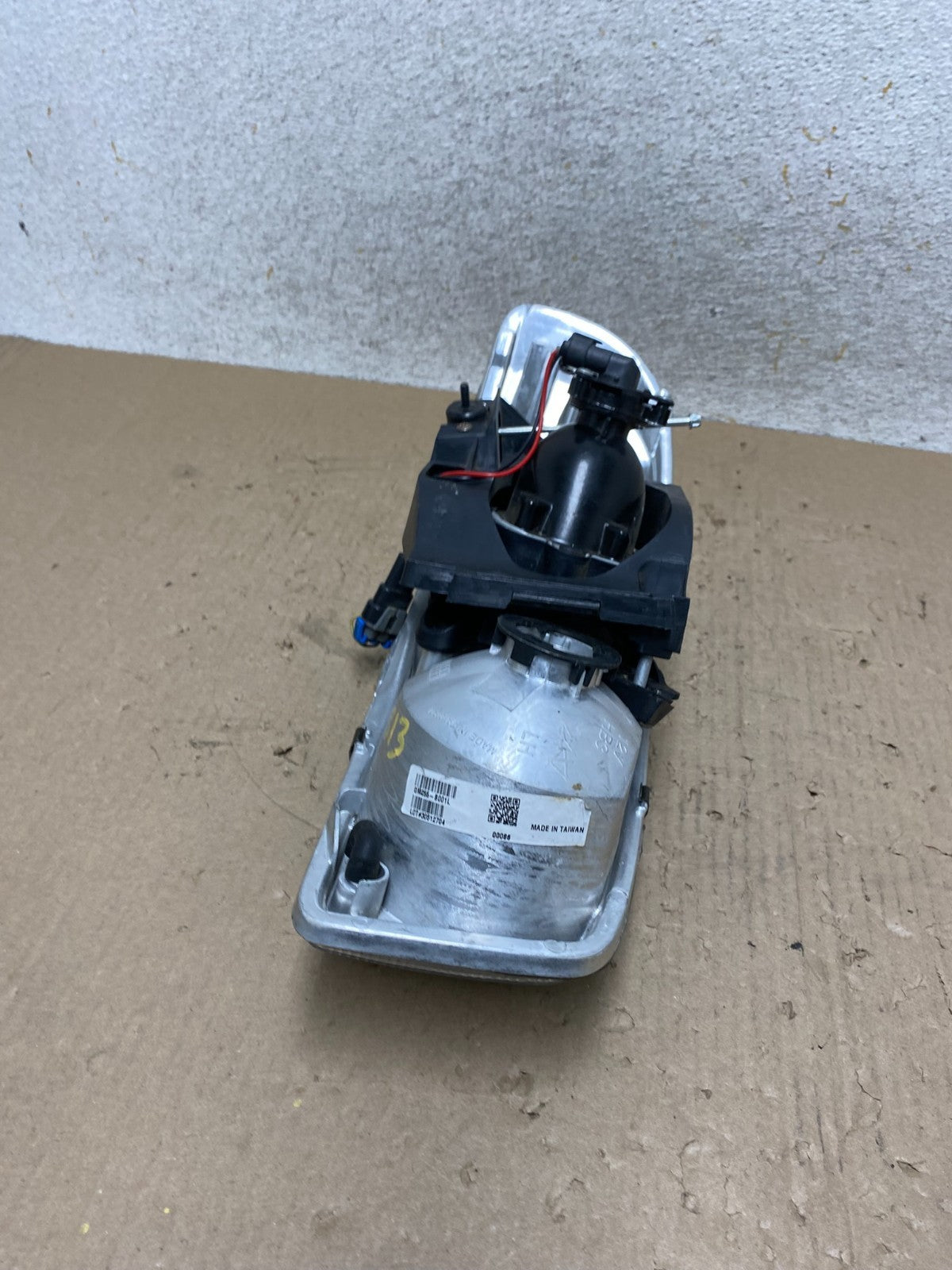 1999 - 2006 GMC Sierra Left Driver LH Halogen Headlight AJ2313 DW6