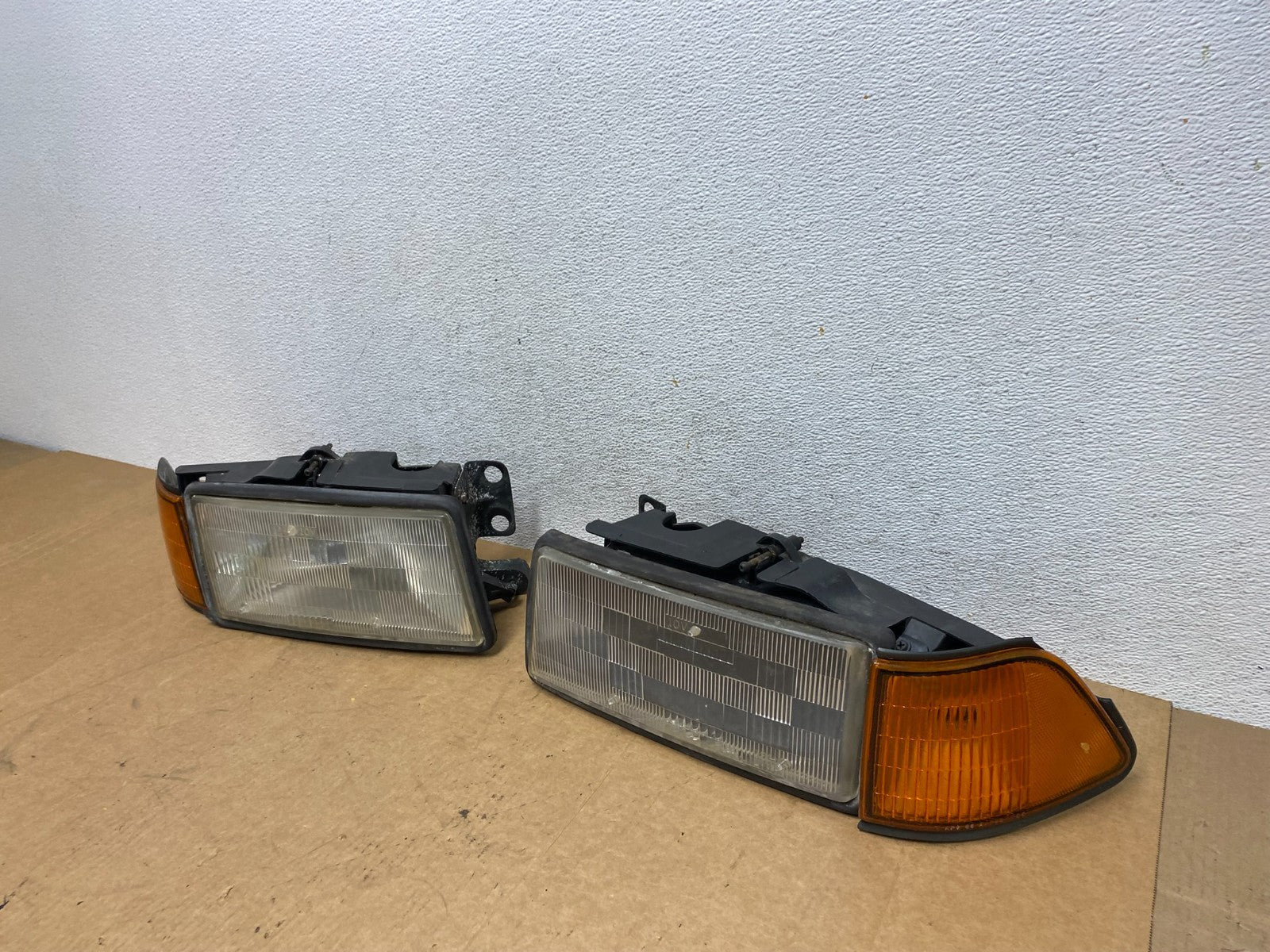 1989 to 1995 Plymouth Acclaim Left+Right Side Headlights AE3151 DW1