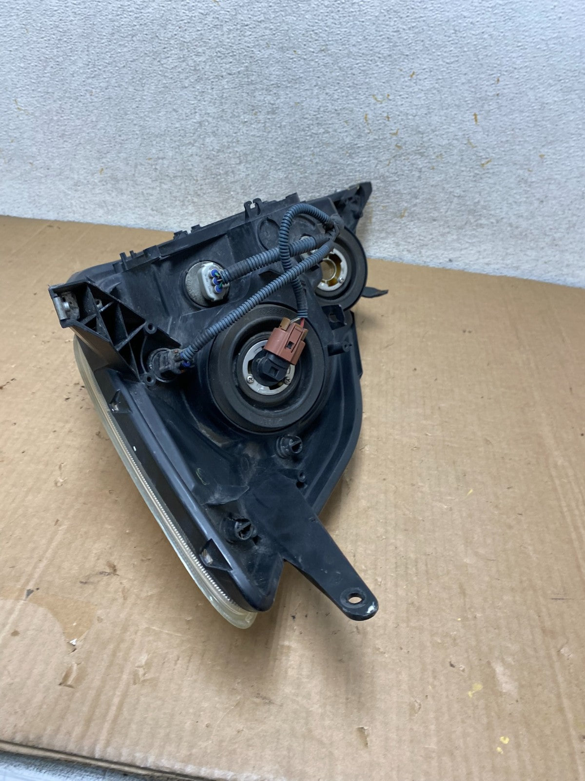 2004-2005 Toyota Sienna Right Passenger Halogen Headlight AI9011 DW7