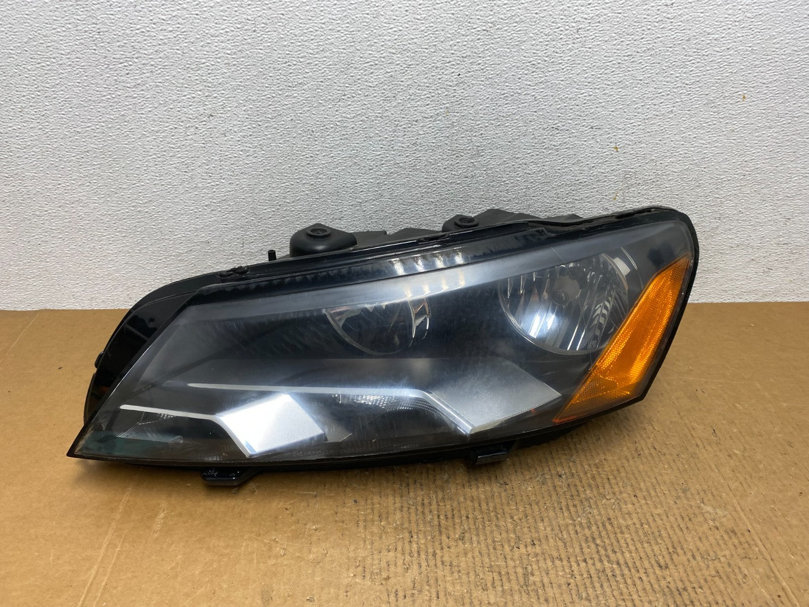 2012-2015 Volkswagen Passat Left Driver LH Side Halogen Headlight AE1231 DW0