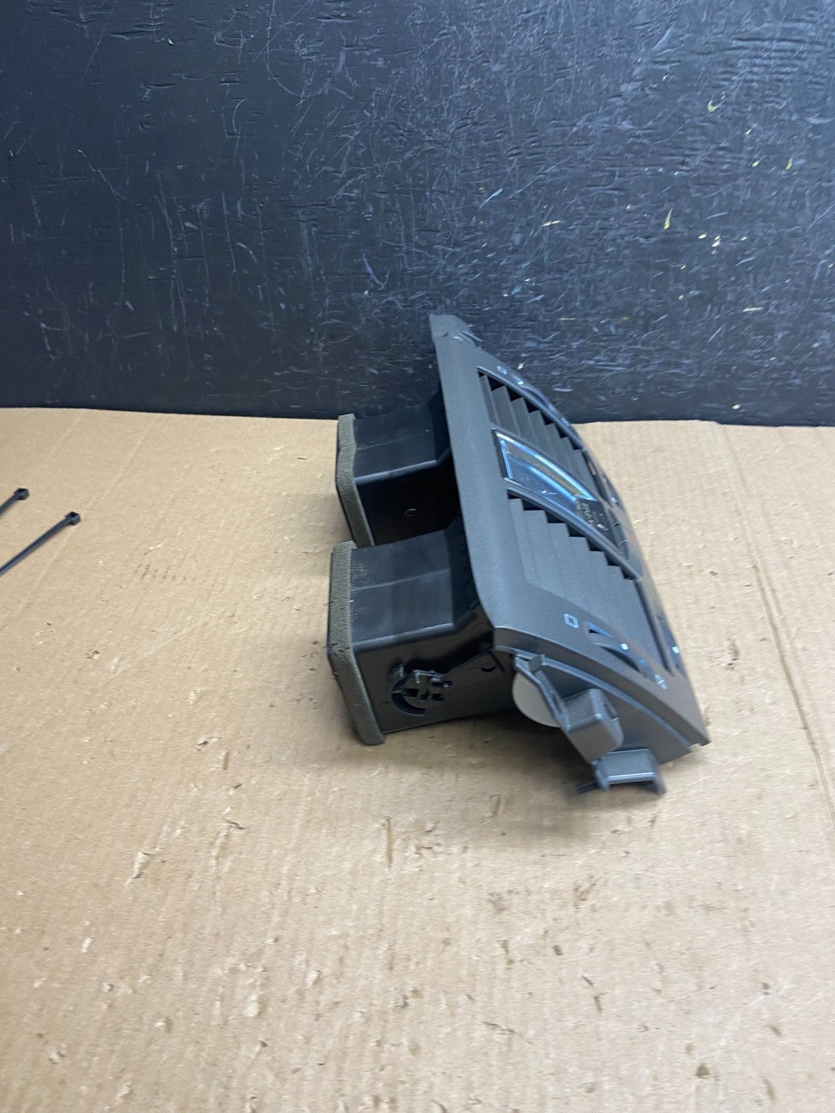 2006 to 2011 Cadillac DTS Dash Center Air Vent Heater Bezel AE3858 DG1