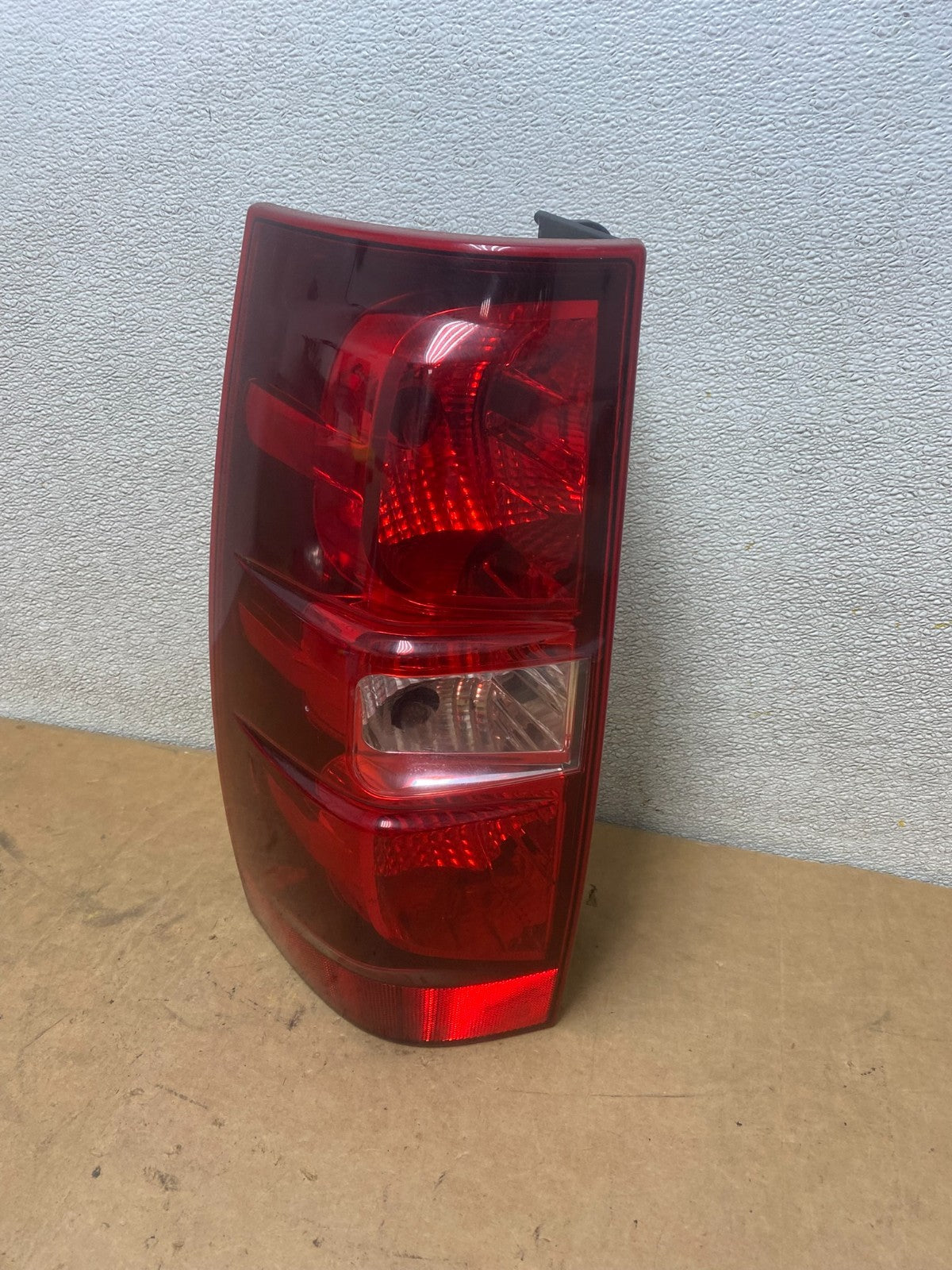 2008-2014 Chevrolet Tahoe Suburban Driver Lh Left Side Tail Light X5351 DW0