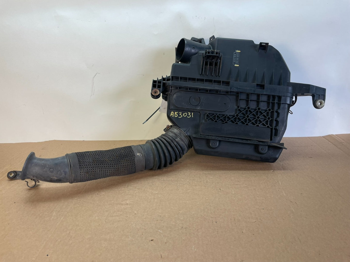 2004 to 2005 Toyota RAV4 Air Intake Cleaner Filter Box AG3031 DG3