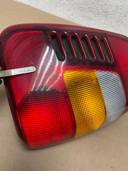 1999-2004 Jeep Grand Cherokee WJ Right Passenger Rh Tail Light AG6580 DW3
