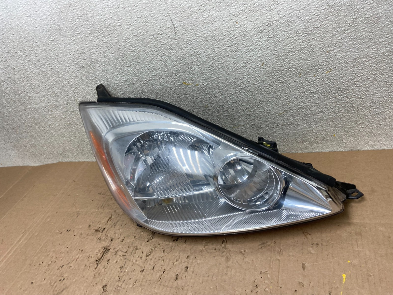 2004-2005 Toyota Sienna Right Passenger Halogen Headlight TYC Y0341 DW1