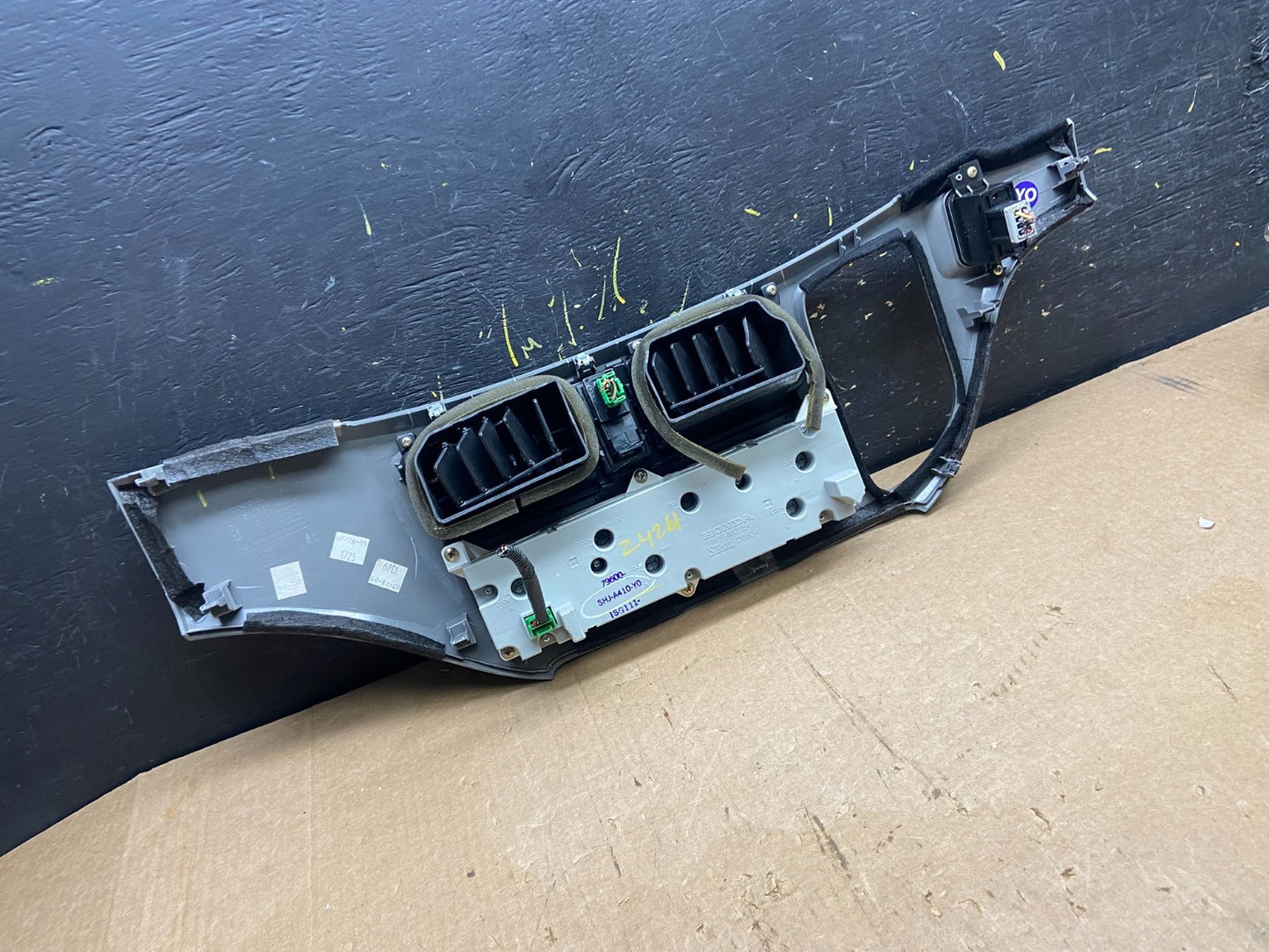 2005 to 2010 Honda Odyssey  Radio Climate Control Dash Trim Bezel Z4261 DG3
