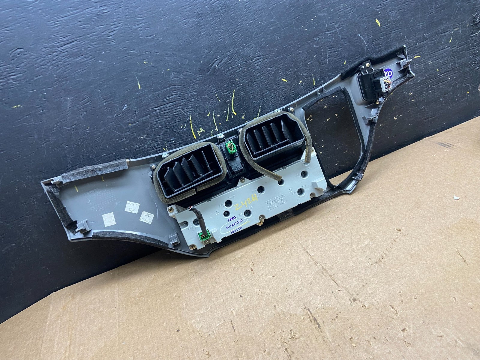 2005 to 2010 Honda Odyssey  Radio Climate Control Dash Trim Bezel Z4261 DG3