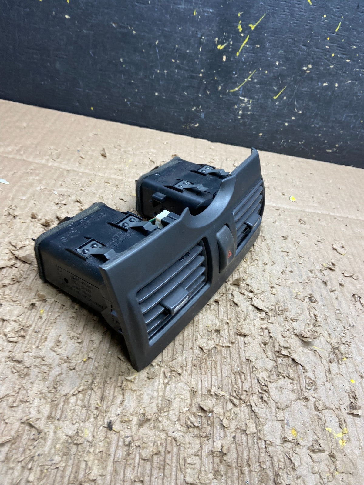 2000 2001 Infiniti I30 Center Dashboard Air Vent OEM W0049 DG1