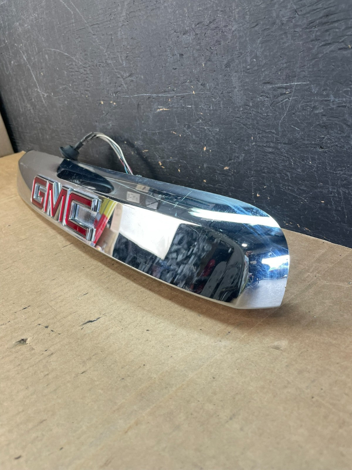 2007-2012 GMC Acadia Chrome Tailgate Rear Finish Molding Back W/Camera AE8411 DW1