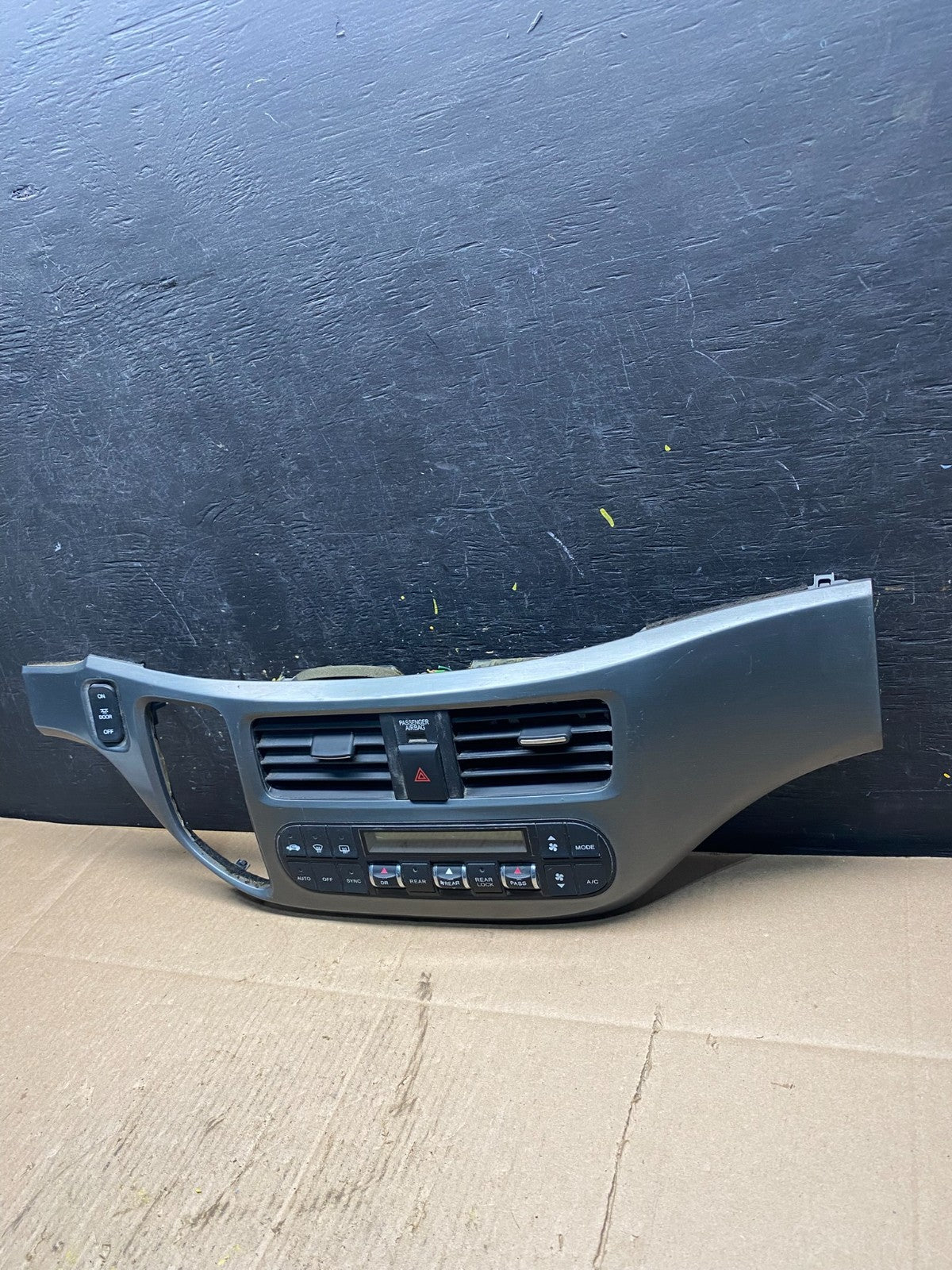 2005 to 2010 Honda Odyssey  Radio Climate Control Dash Trim Bezel Oem R6189 DG2
