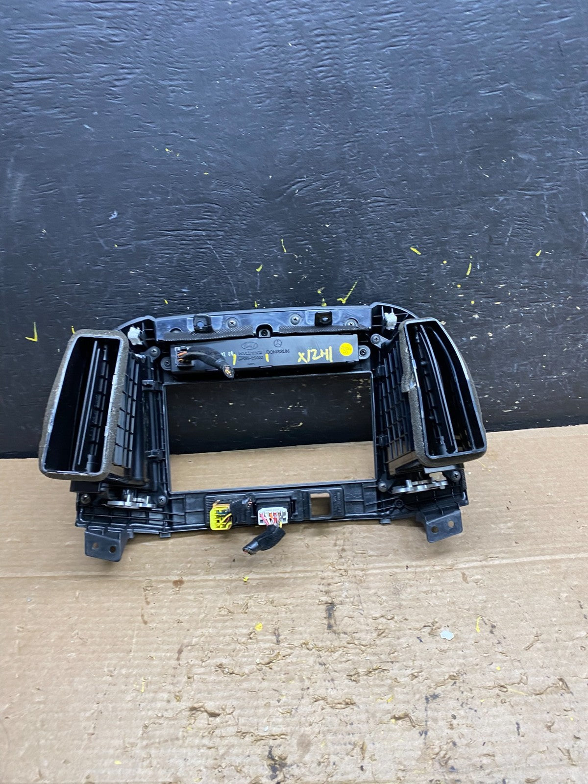 2007 to 2012 Hyundai Santa Fe Center Air Vent A/C Clock Bezel Trim OEM X1241 DG4
