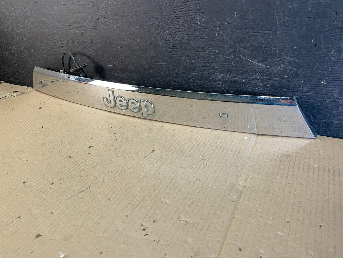 2011-2013 Jeep Grand Cherokee Liftgate Garnish Molding Trim W/O Camera AE3639 DG2