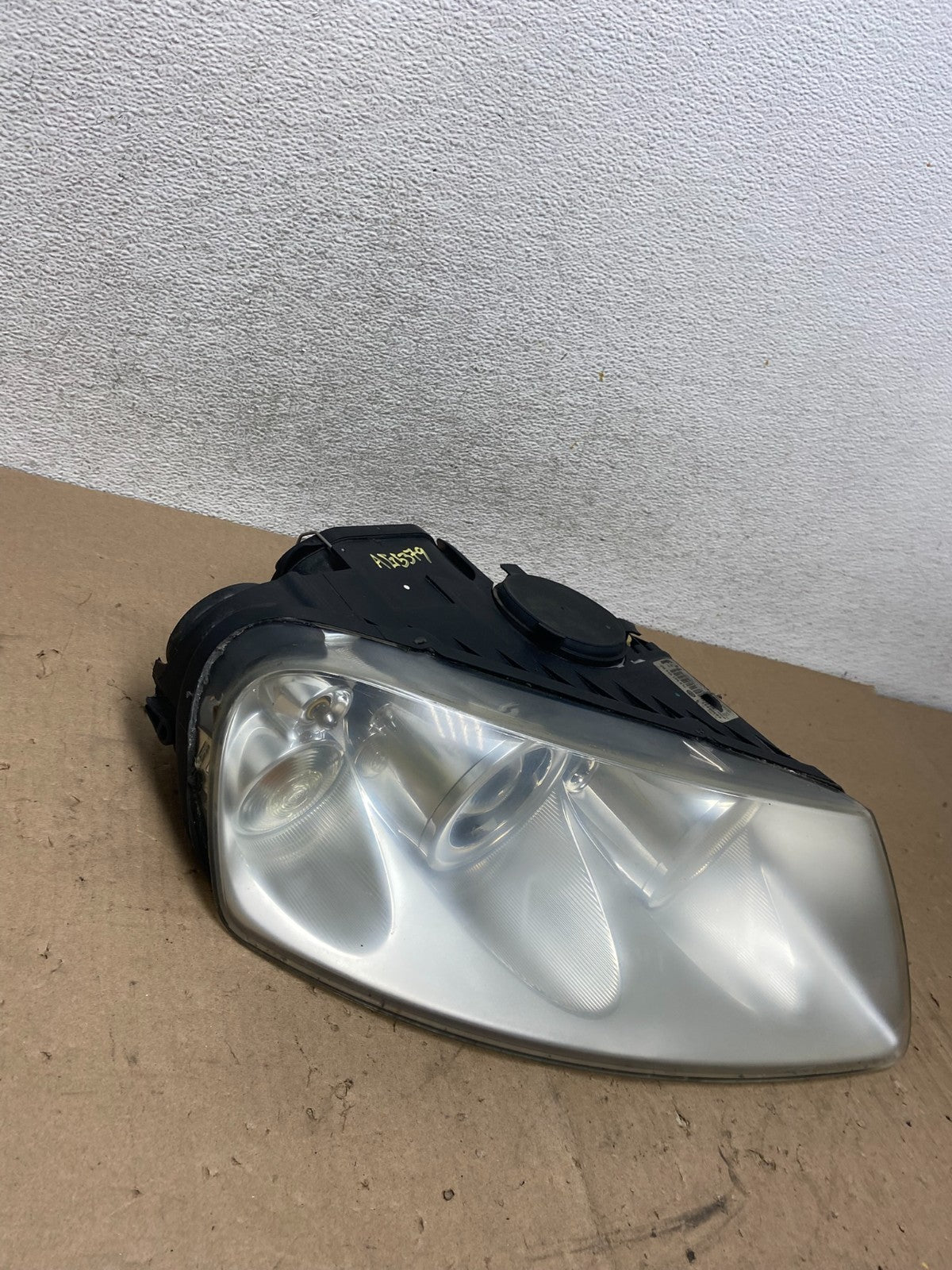 2004 to 2007 Volkswagen Touareg Right Passenger Halogen Headlight AG5379 DW2