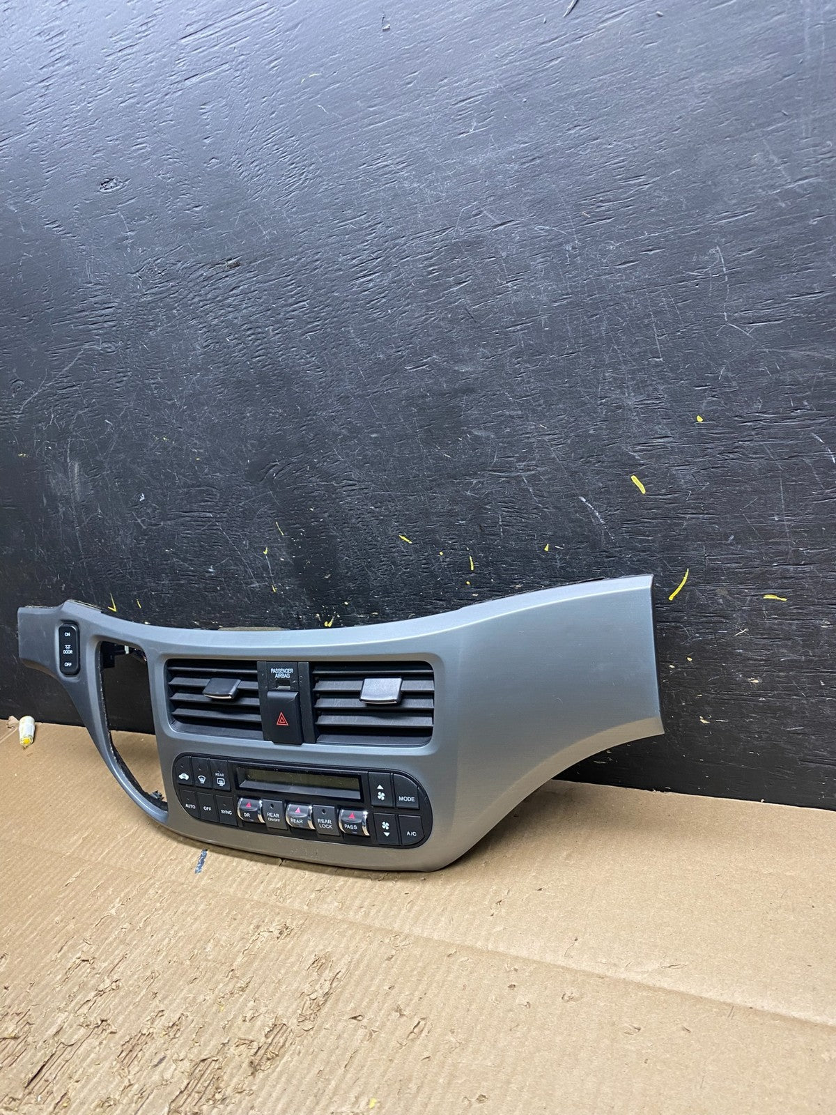 2005 to 2010 Honda Odyssey  Radio Climate Control Dash Trim Bezel V7474 DG2