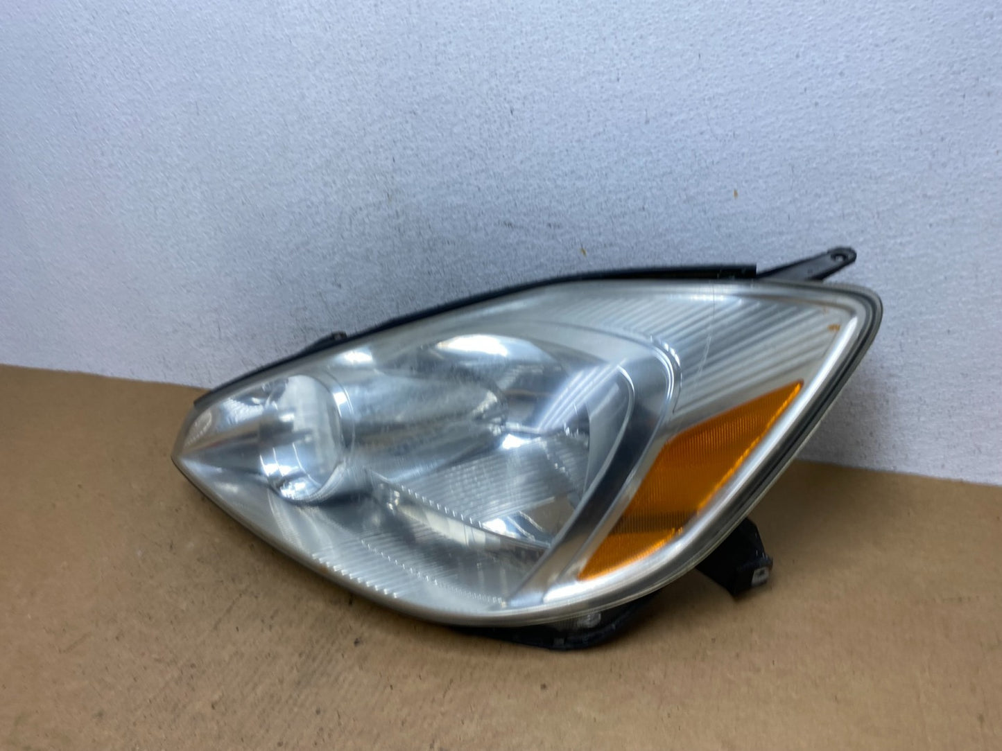 2004-2005 Toyota Sienna Left Driver LH Side Halogen Headlight AD4681 DW1
