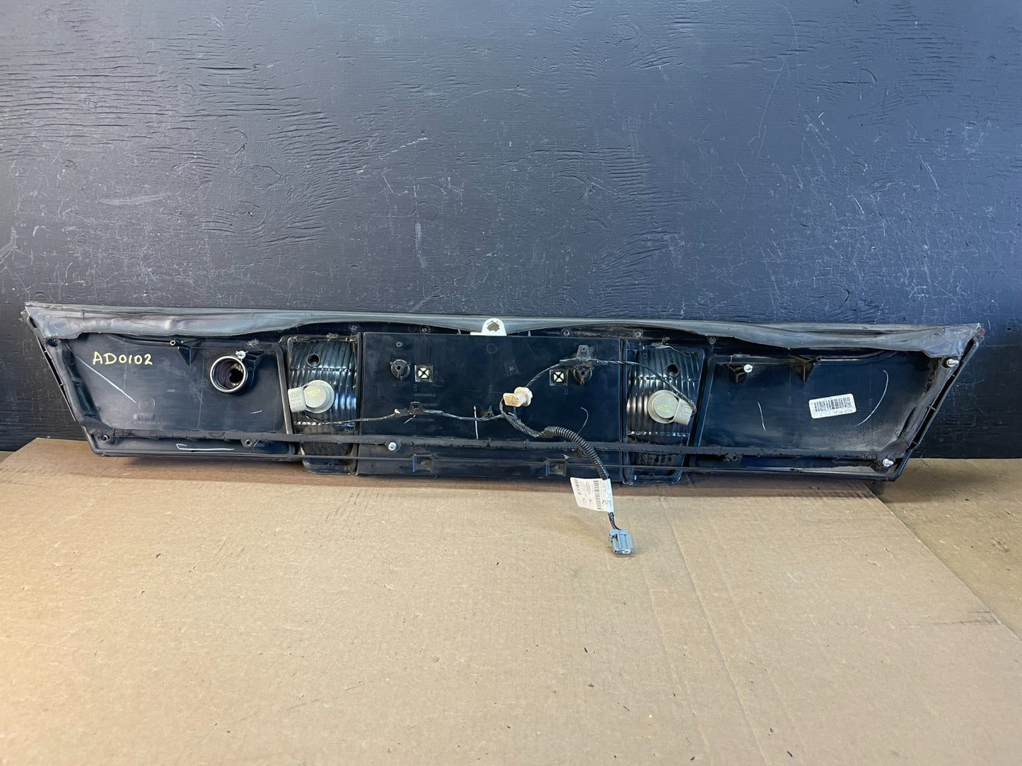 2003 2004 2005 Mercury Grand Marquis Trunk Lid Center Tail Light AD0102 DG6