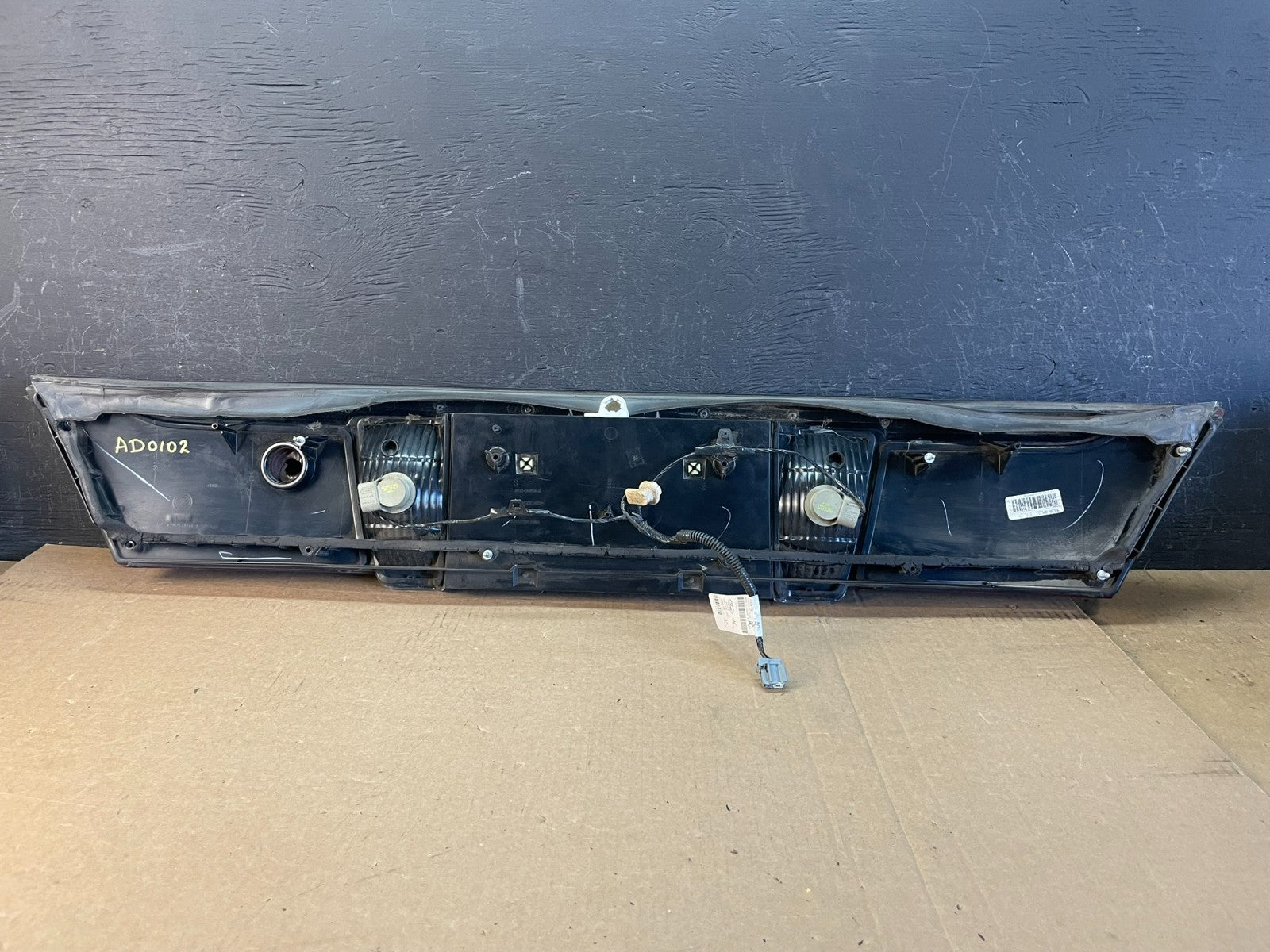 2003 2004 2005 Mercury Grand Marquis Trunk Lid Center Tail Light AD0102 DG6