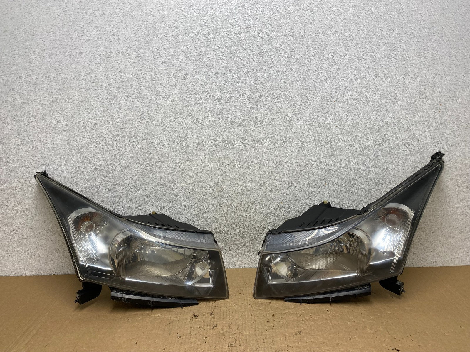 2011 to 2015 Chevrolet Cruze Halogen Left+Right Set Headlights AF8210 DW0
