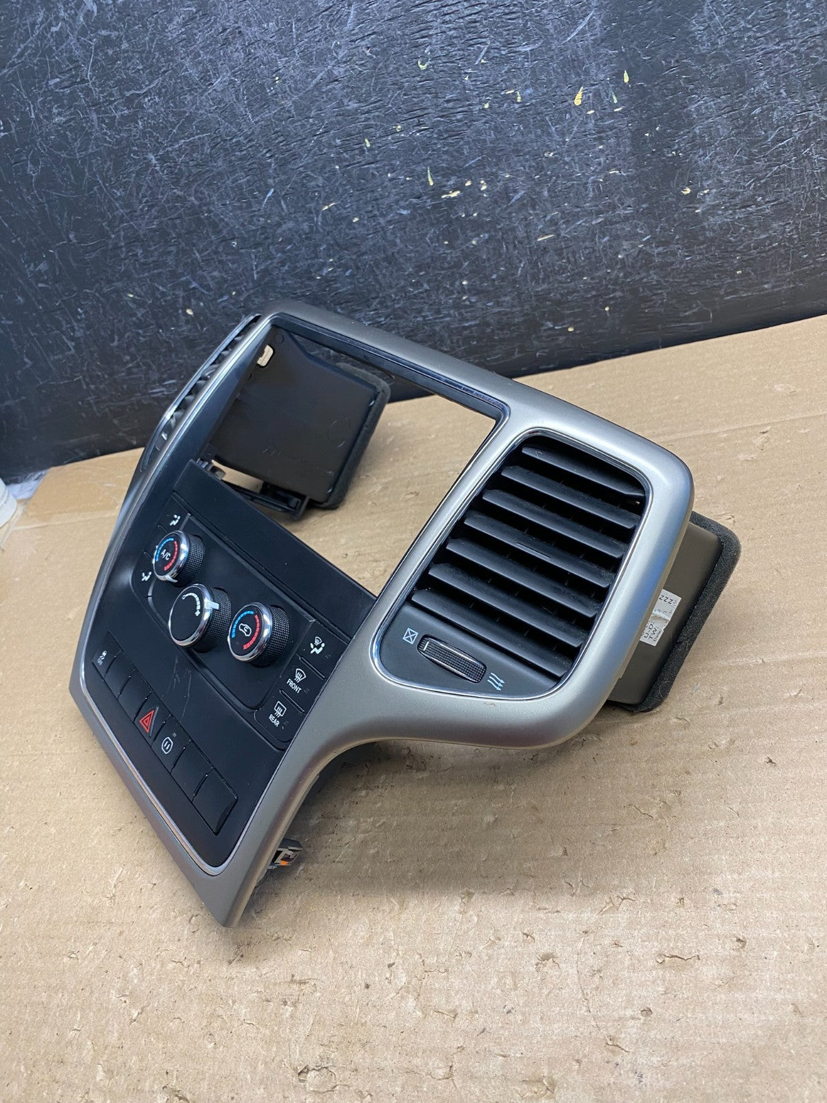 2011-2013 Jeep Grand Cherokee Center Radio Climate Control Bezel Vent AG8364 DG3