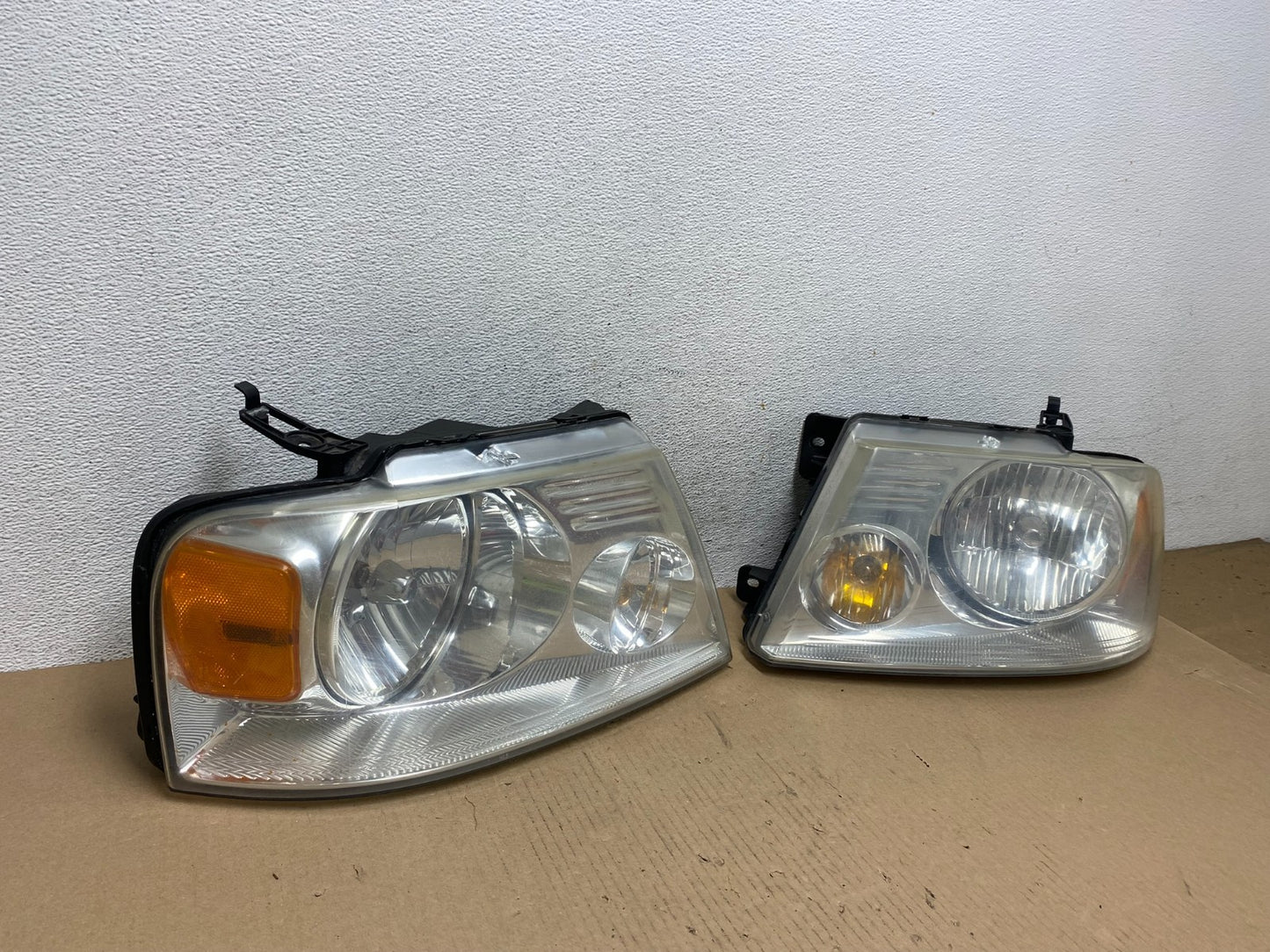 2004 to 2008 Ford F-150 F150 Left+Right Halogen Headlights AE7222 DW2