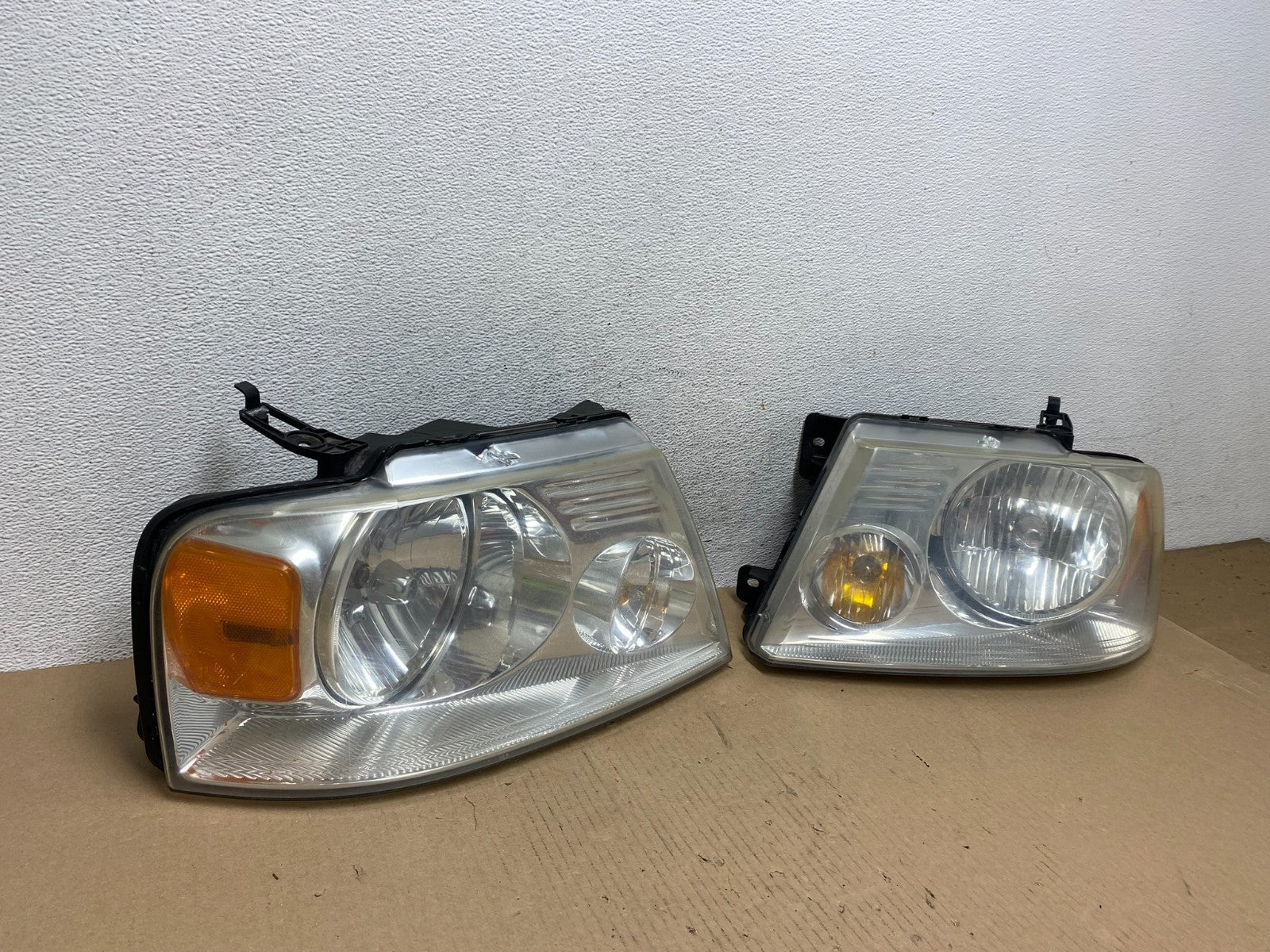 2004 to 2008 Ford F-150 F150 Left+Right Halogen Headlights AE7222 DW2