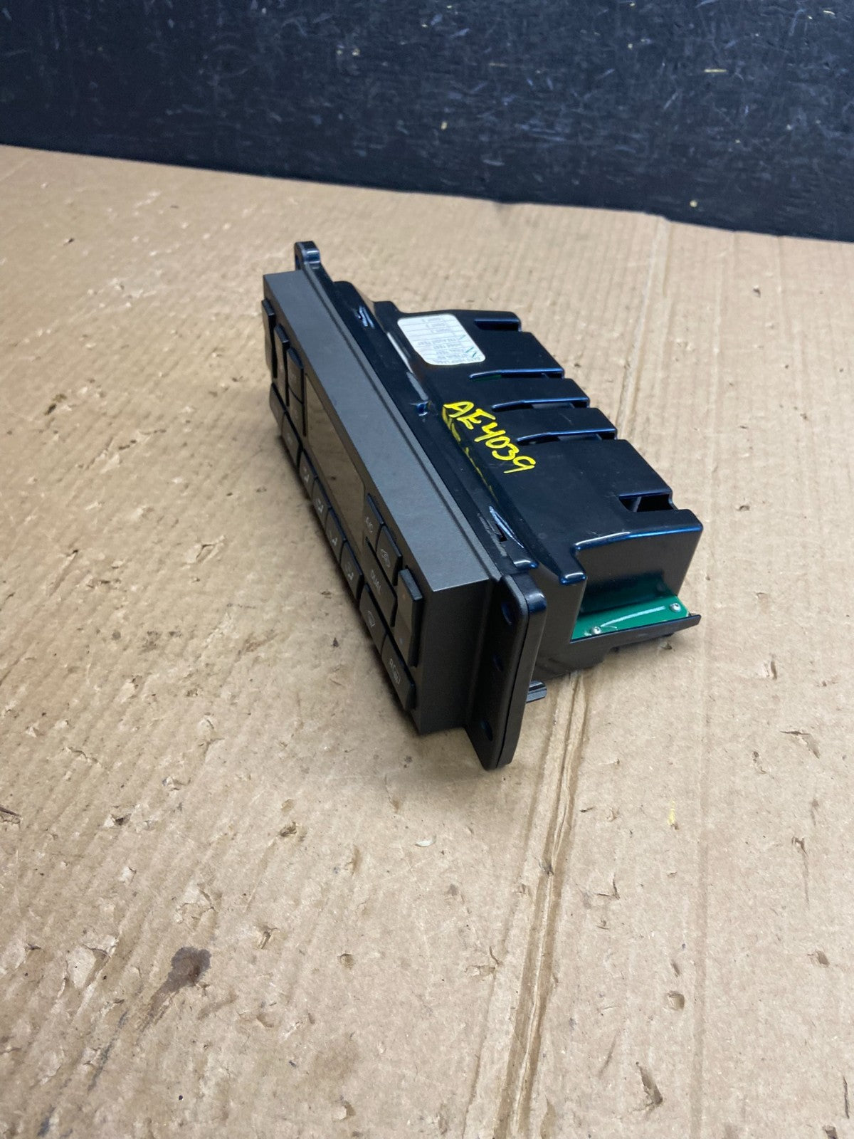 2003 to 2006 Lincoln Town Car Climate Control Panel ae4039 DG2