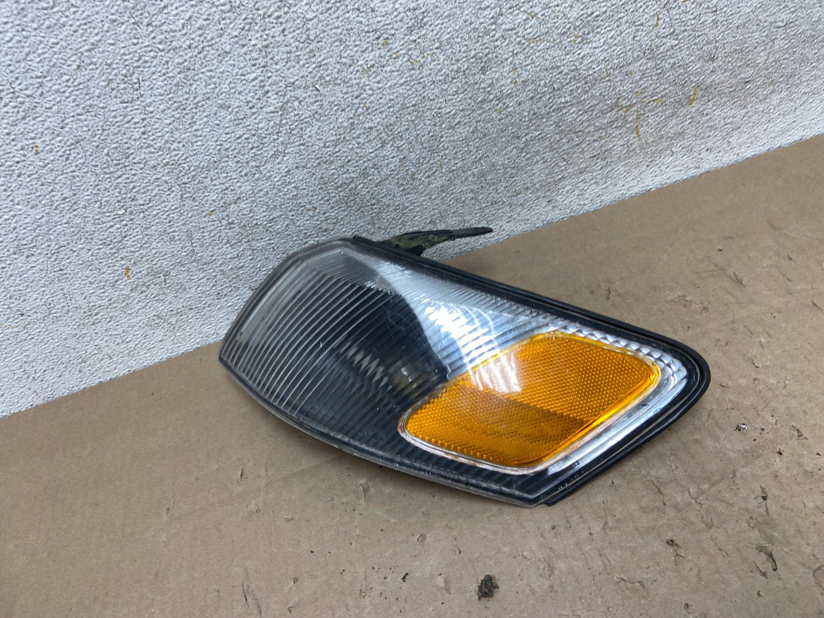 1997 1998 1999 Toyota Camry Left Driver LH Turn Signal AI2319 DG1