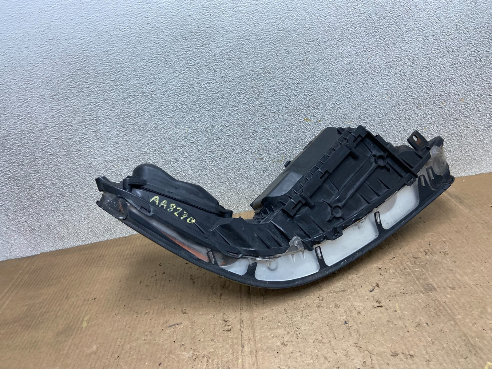 2005 to 2011 Lincoln Town Car Left Driver LH Side Headlight AA8270 DW8
