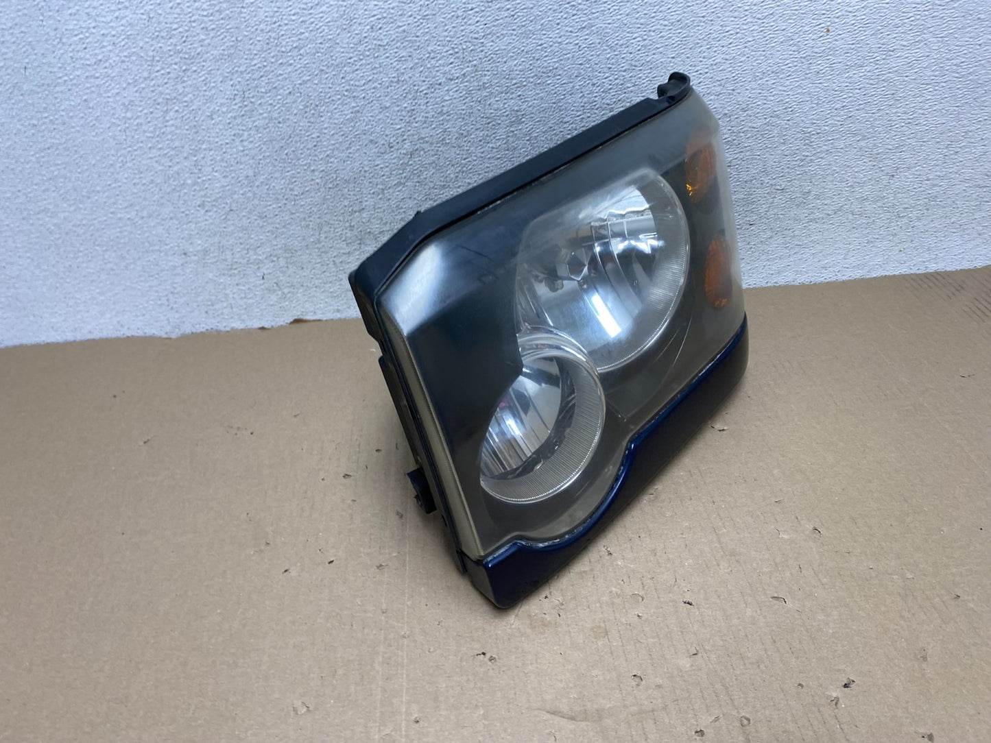 2003-2004 Land Rover Discovery Left Driver LH Halogen Headlight AG6853 DW2