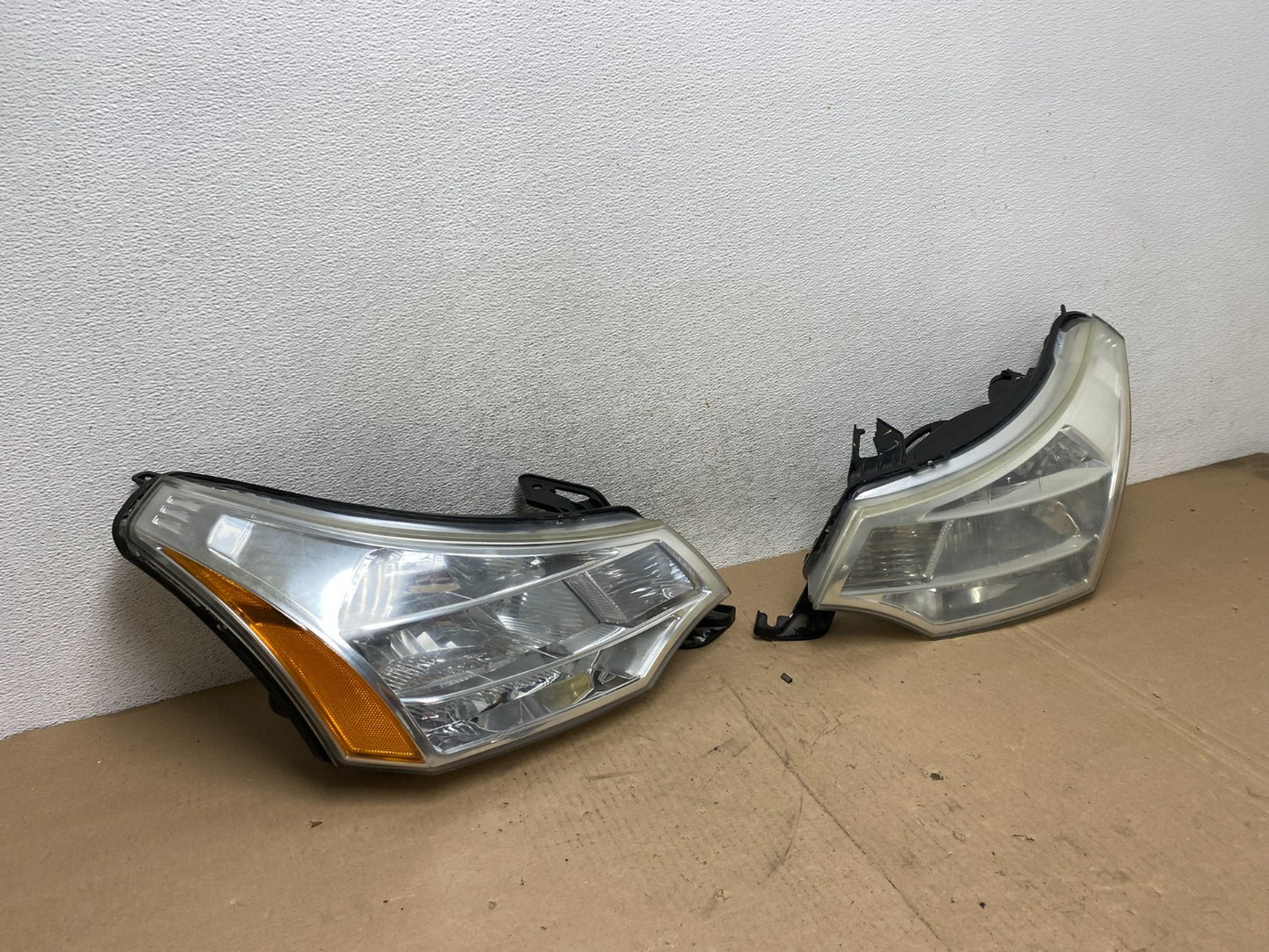 2008 2009 2010 2011 Ford Focus Left+Right Headlights Halogen AG4655 DW2