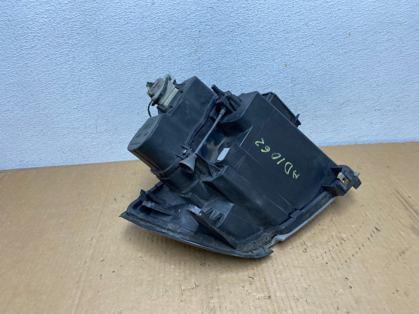 2004 to 2009 Cadillac SRX Right RH Side Xenon Headlight AD1062 DW4
