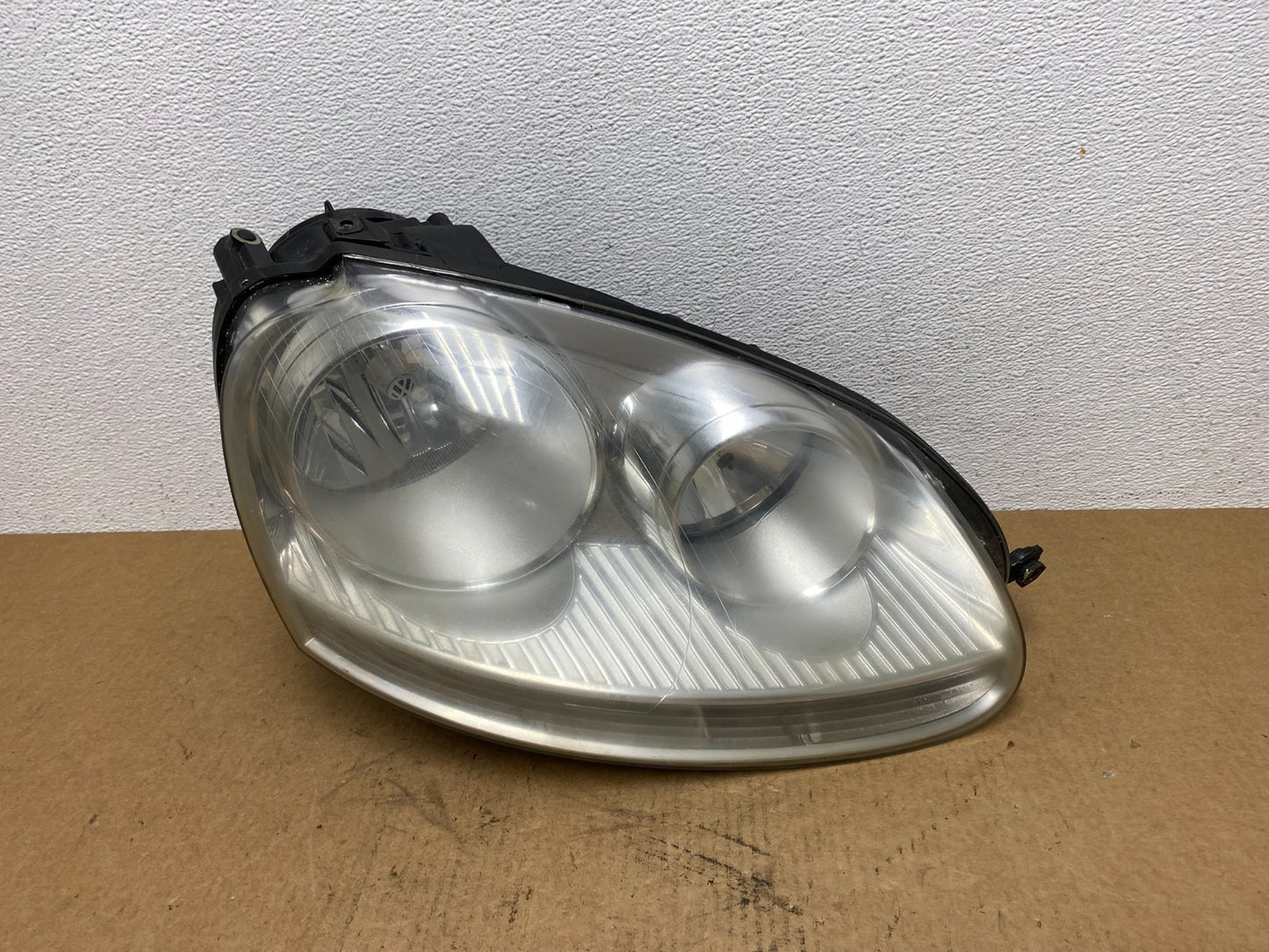 2005 - 2010 Volkswagen Jetta Right Passenger RH Side Headlight Halogen AC2991 DW0