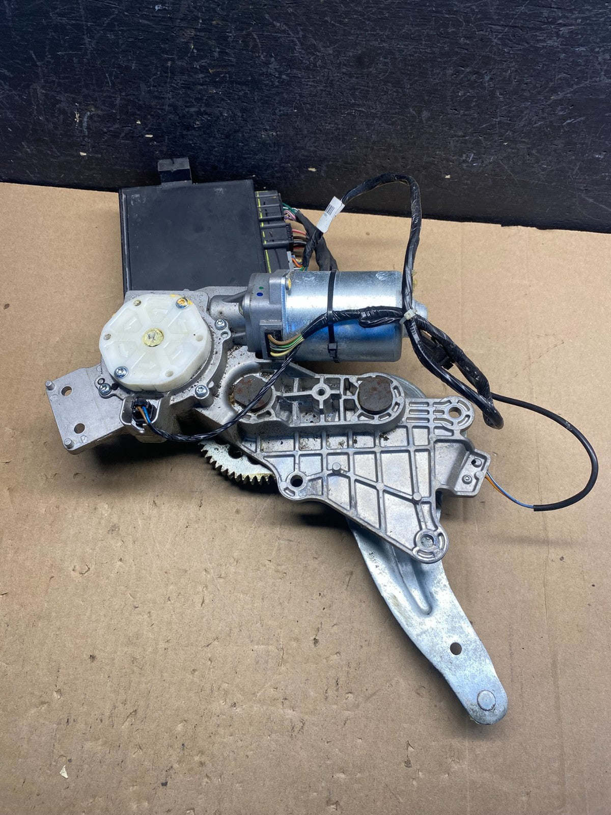 2009 to 2016 GMC Acadia Rear Trunk Liftgate Power Motor Actuator AE7495 DW0
