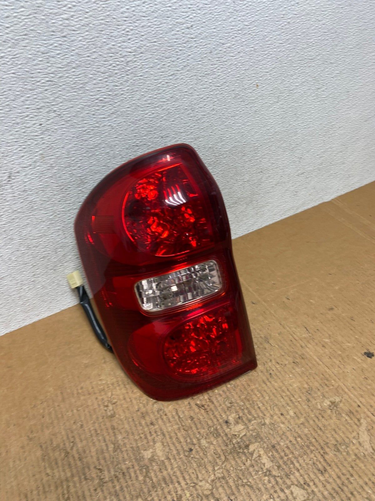 2004 2005 Toyota RAV4 Left Driver LH Side Tail Light AE2765 LK2