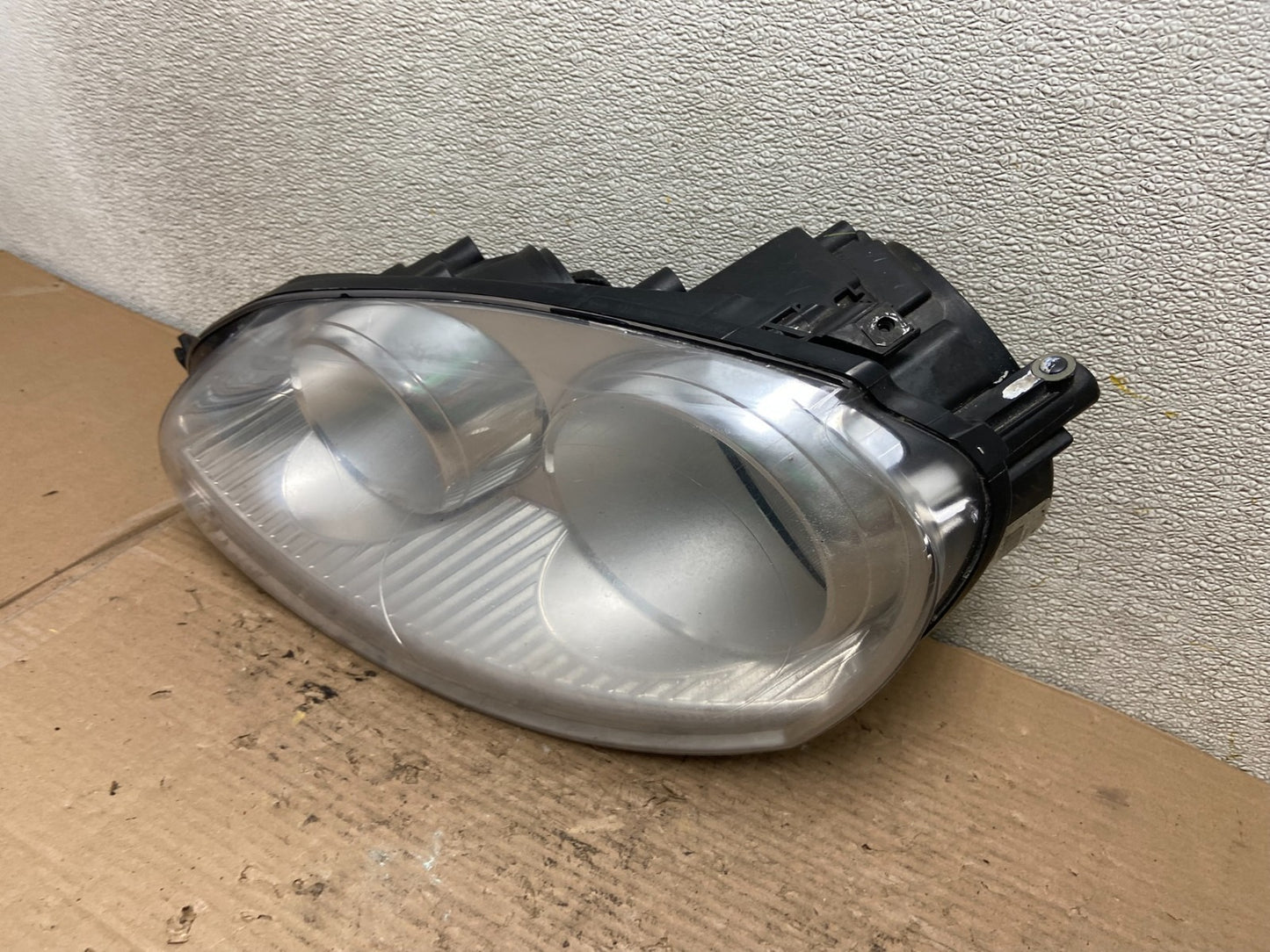 2005 to 2010 Volkswagen Jetta Left Driver LH Side Headlight Halogen AA9559 DW1