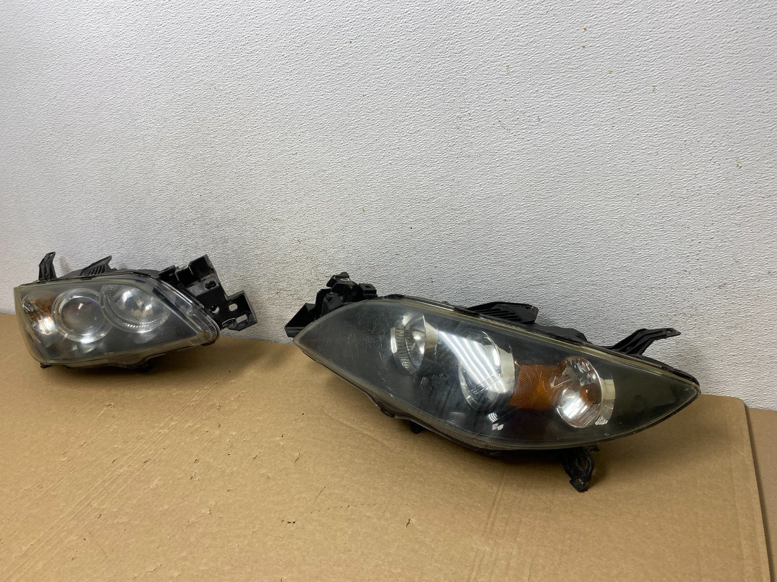 2004 to 2009 Mazda 3 Sedan Left+Right Side Halogen Headlights AF7319 DW1