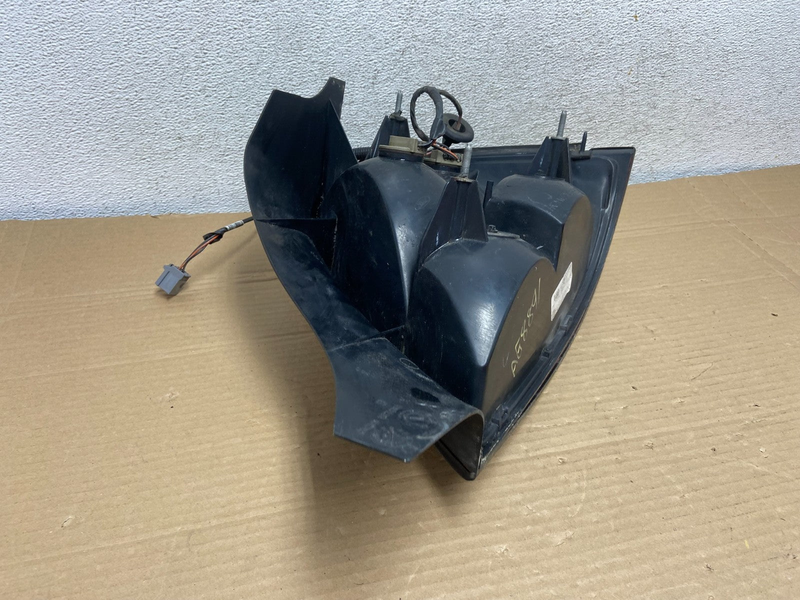 2003 - 2011 Ford Crown Victoria Left Driver Lh Side Tail Light AG8891 DW4