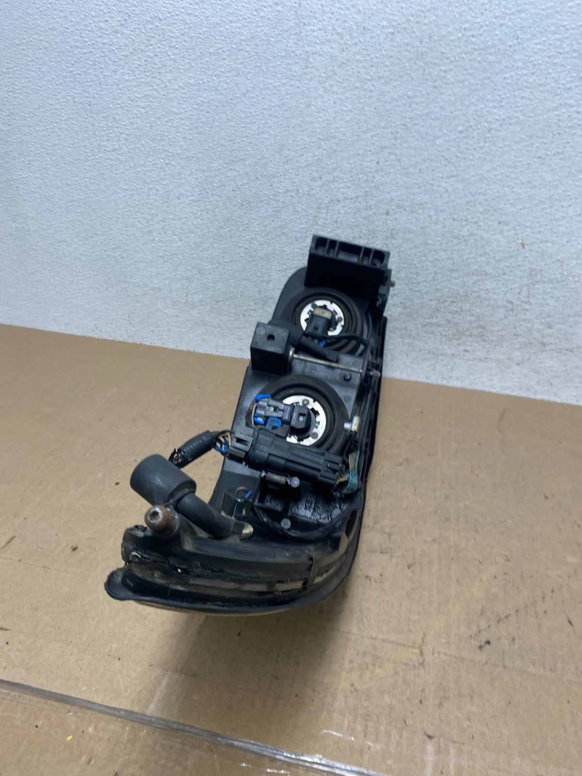 2000 to 2005 Buick Lesabre Headlight Right Passenger Side Halogen AE6870 DW5