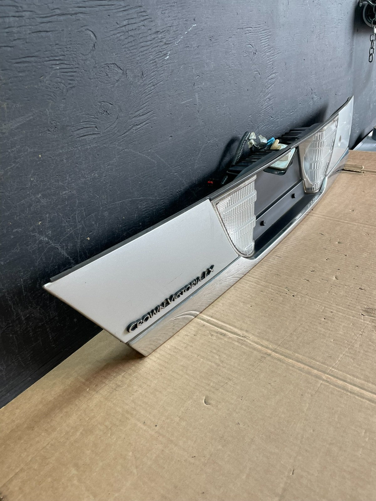1998 - 2011 Ford Crown Victoria Trunk Rear Garnish License Plate Panel AE8433 DG2