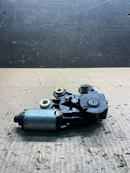 2004 to 2007 Volkswagen Touareg Rear Windshield Wiper Motor V5261 DG3