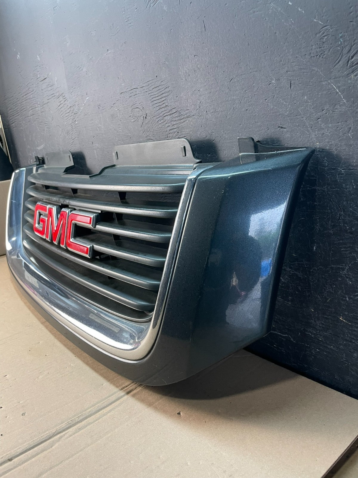2002 to 2009 Gmc Envoy Front Upper Grill Grille AD8381 DG1