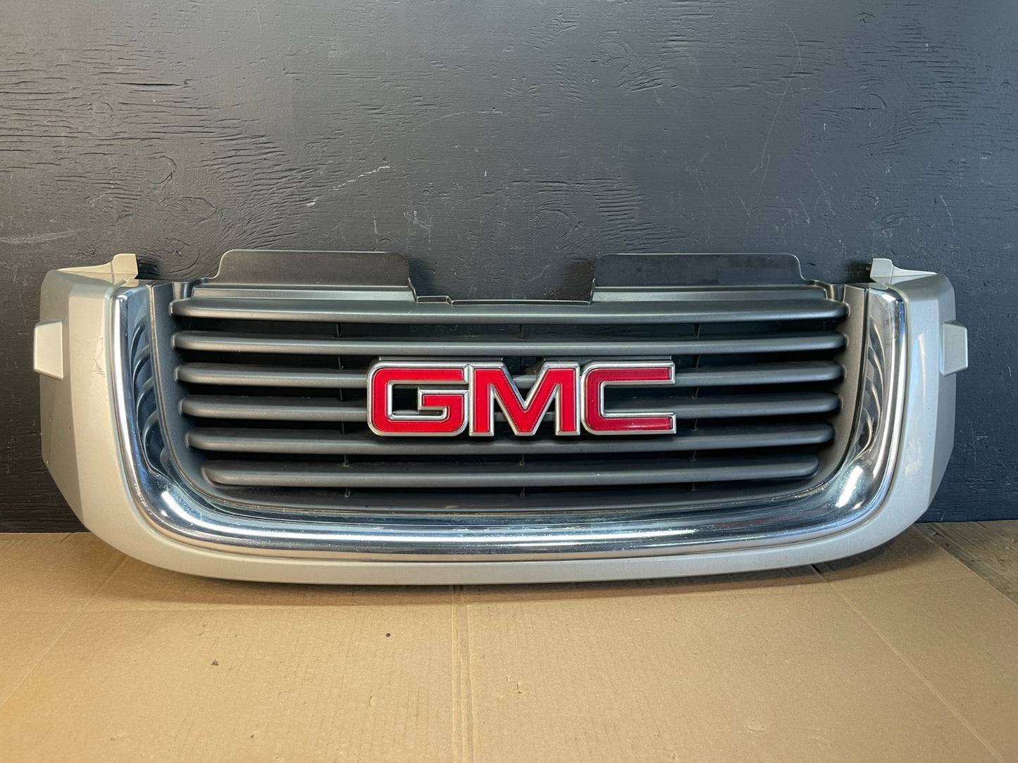 2002 to 2009 Gmc Envoy Front Upper Grill Grille OEM AC2217 DG0