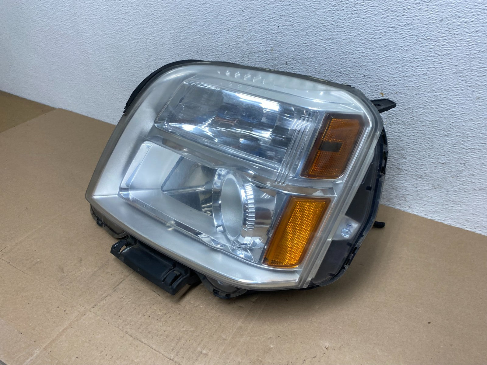 2010 to 2015 GMC Terrain Halogen Left Driver Lh Side Headlight AE6668 DW1