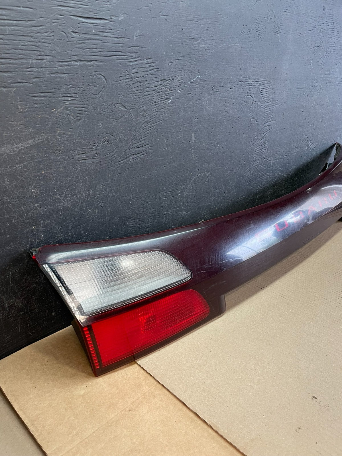 2002 - 2004 Subaru Outback Trunk Hatch Lid Tail Light Panel Center AE3427 DG2