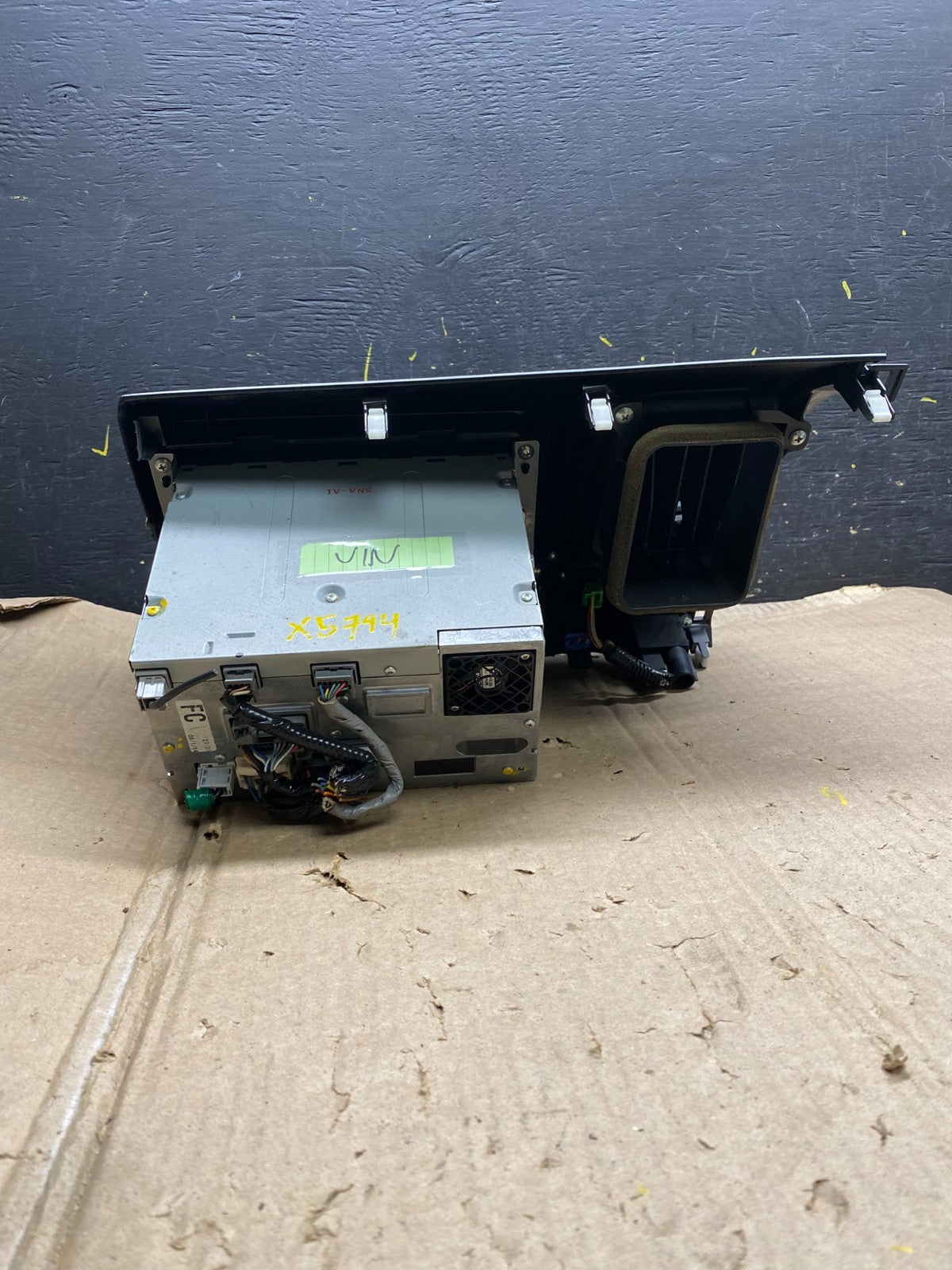 2006 - 2011 Honda Civic Radio AM/FM Climate Control Air Vent Bezel X5794 DG5