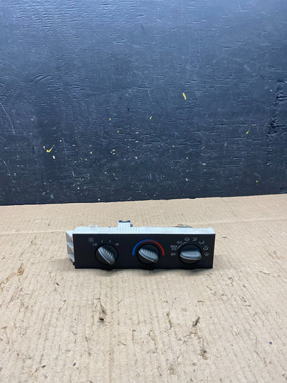 2001 - 2007 GMC Chevrolet Express 1500 Climate Control A/C Q0942 DG0