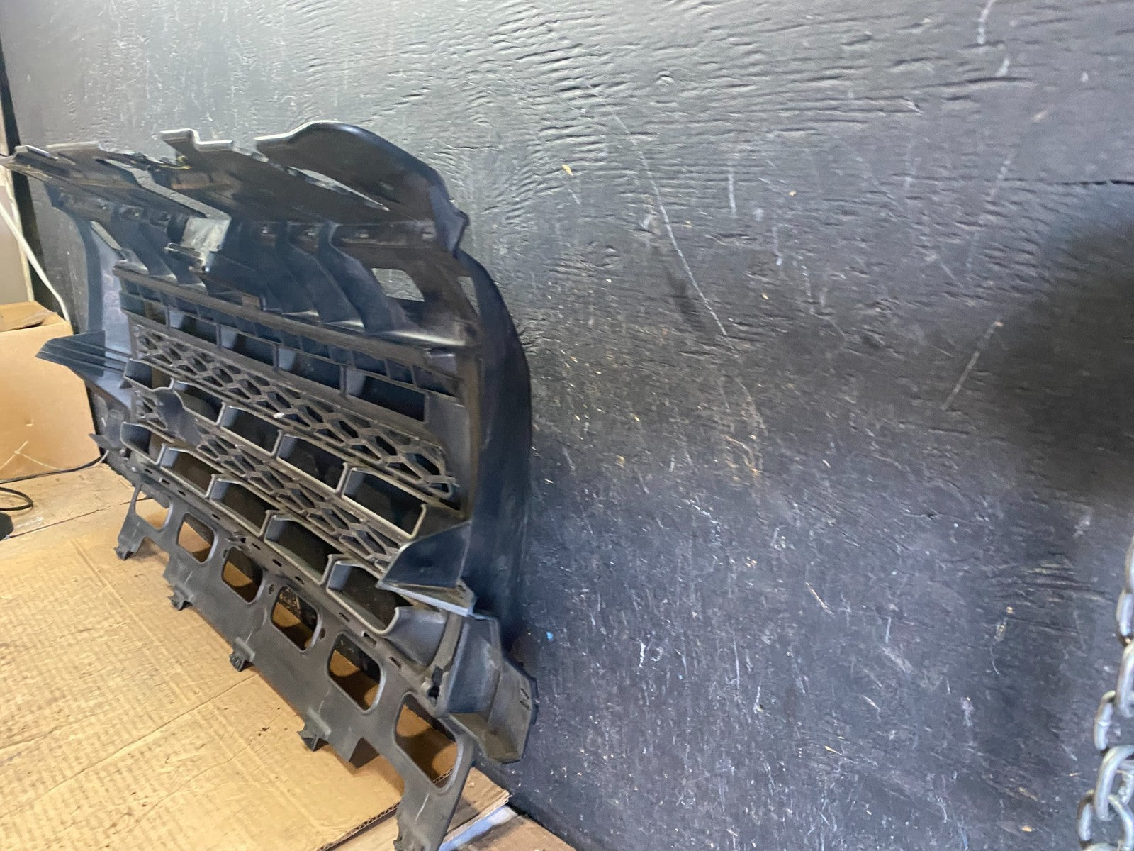 2008 to 2010 Land Rover LR2 Front Bumper Grille Grill OEM q8563 DG11